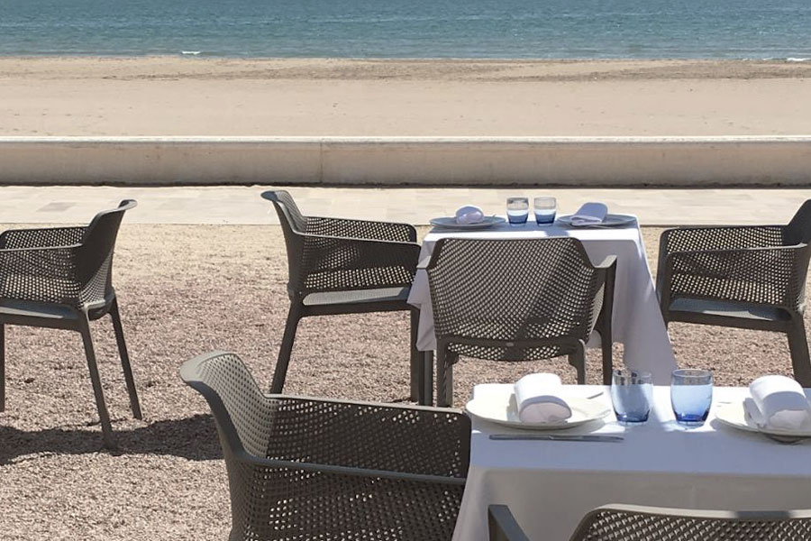 Restaurante con terraza en la playa